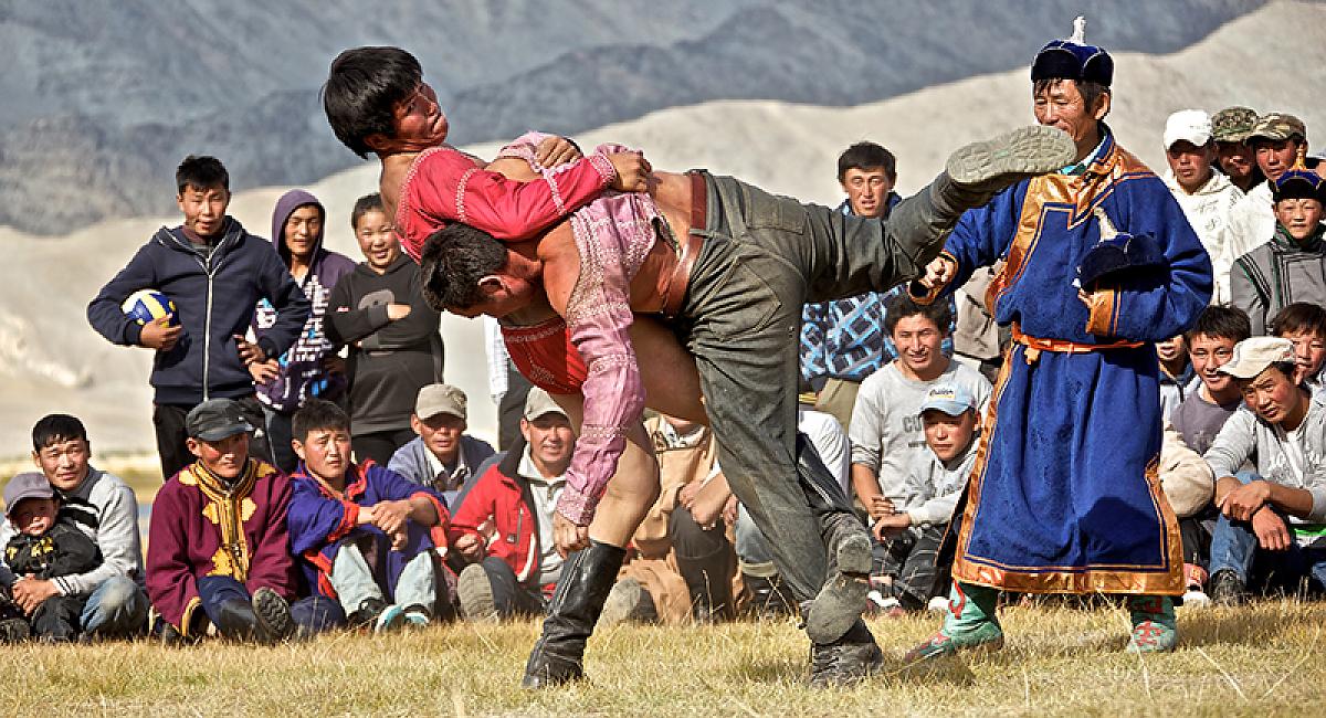 In der Mitte ein Feuer - Galsan Tschinag und die tuwinischen Nomaden der Mongolei